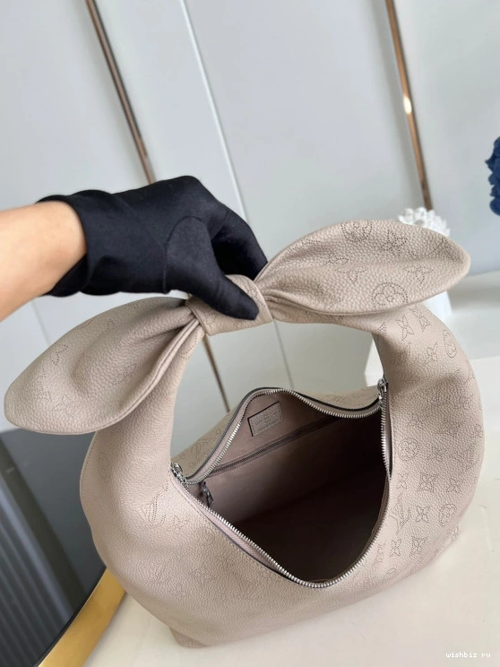 WIS WHY KNOT LOUIS VUITTON 1211